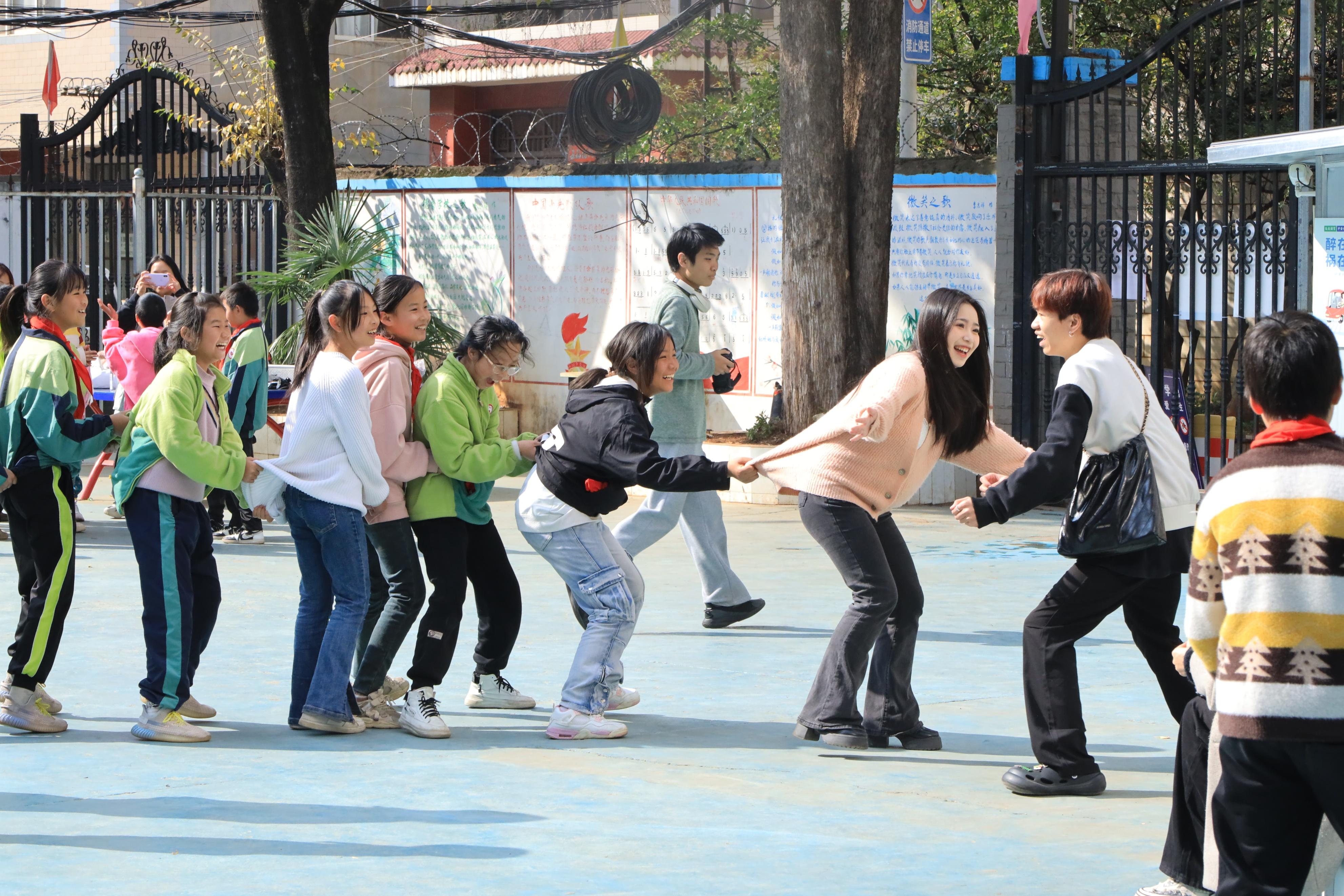 大手牵小手，温暖共传递