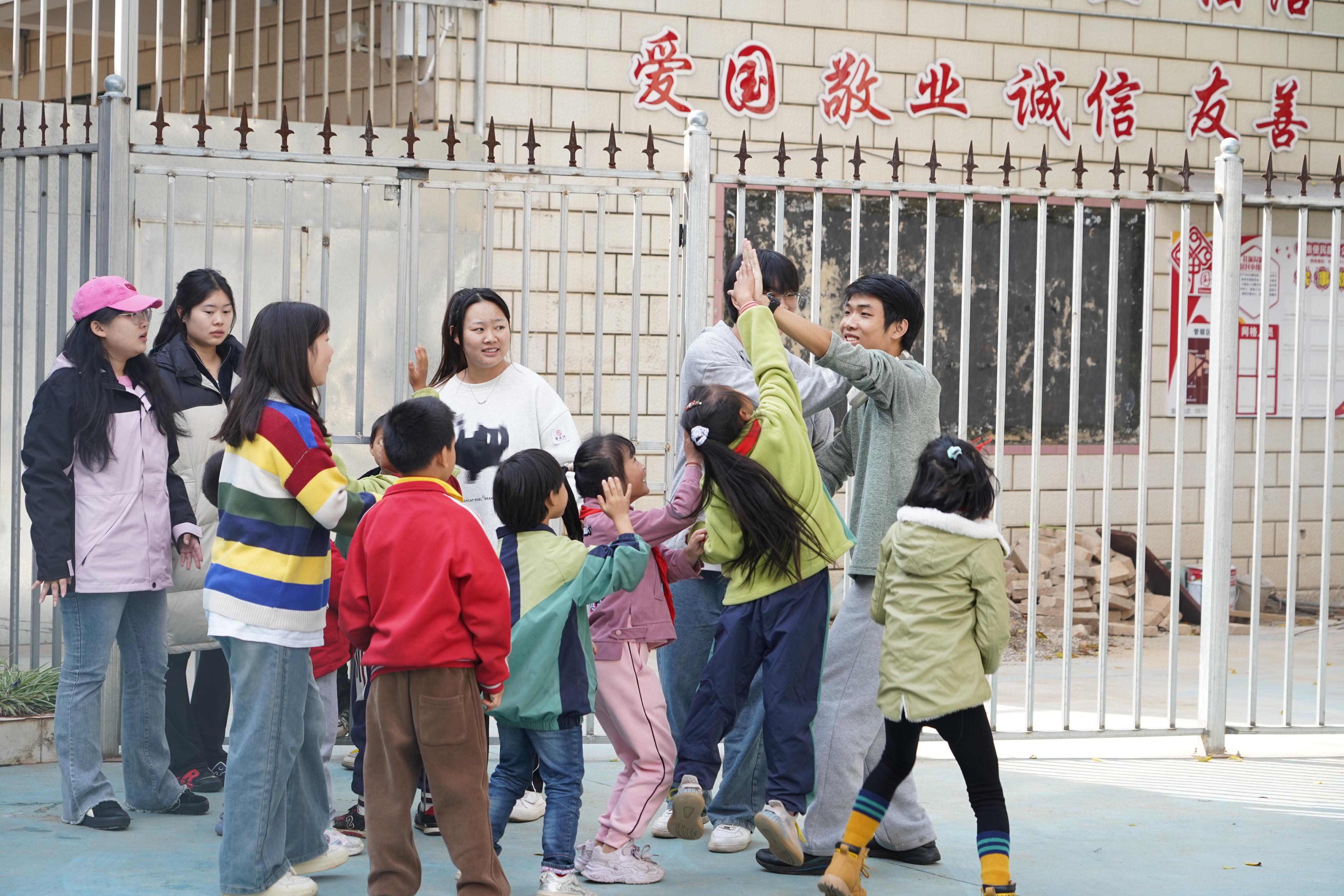 大手牵小手，温暖共传递