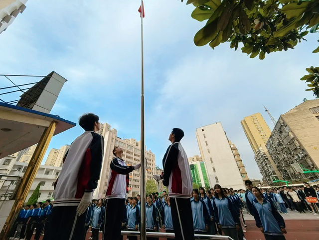 国旗下 | 武穴市育才高中罗平安：以奋斗之姿 担时代重任