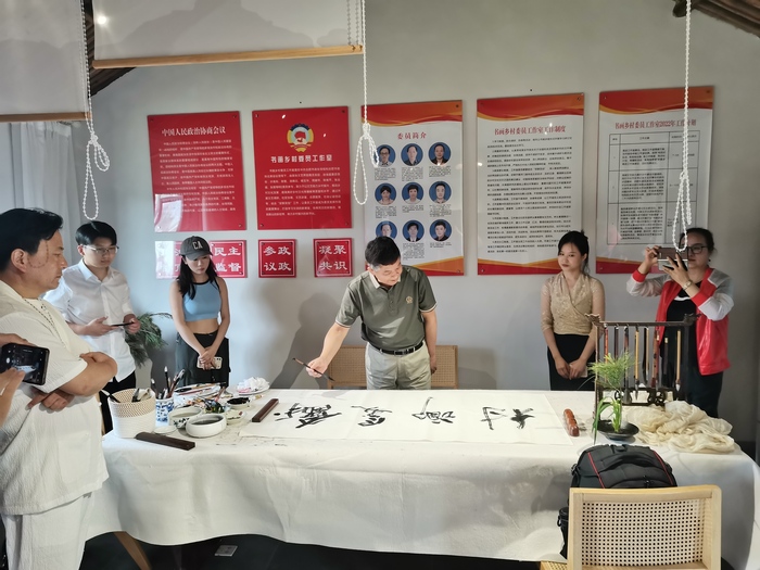 文化艺术的社区之旅：中国书画院安徽分院送文化到肥东国光社区 