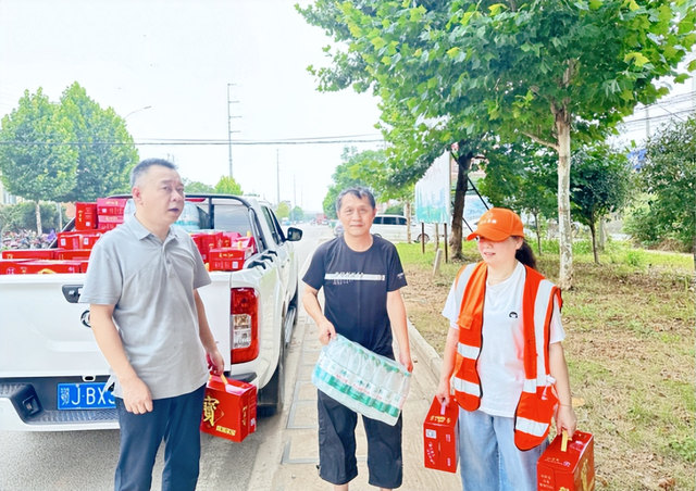 【今日黄冈】武穴市农村公路事业发展中心：烈日炎炎送清凉、情系一线暖人心！