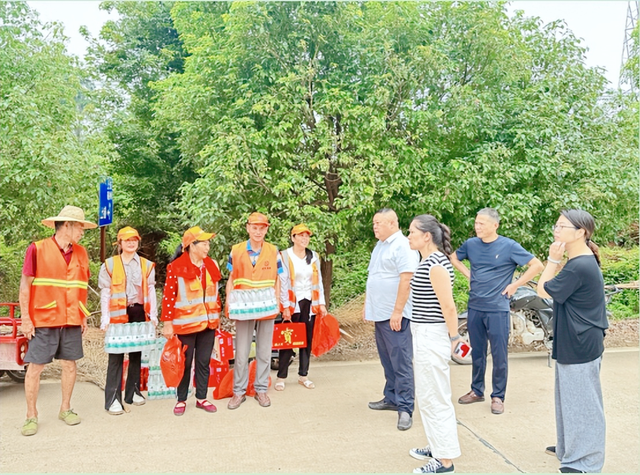 【今日黄冈】武穴市农村公路事业发展中心：烈日炎炎送清凉、情系一线暖人心！