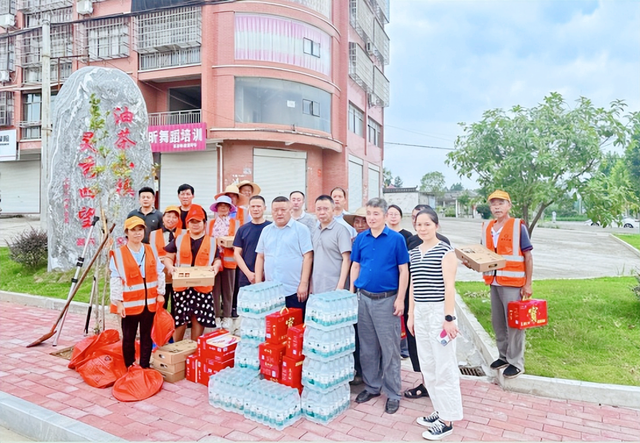 【今日黄冈】武穴市农村公路事业发展中心：烈日炎炎送清凉、情系一线暖人心！