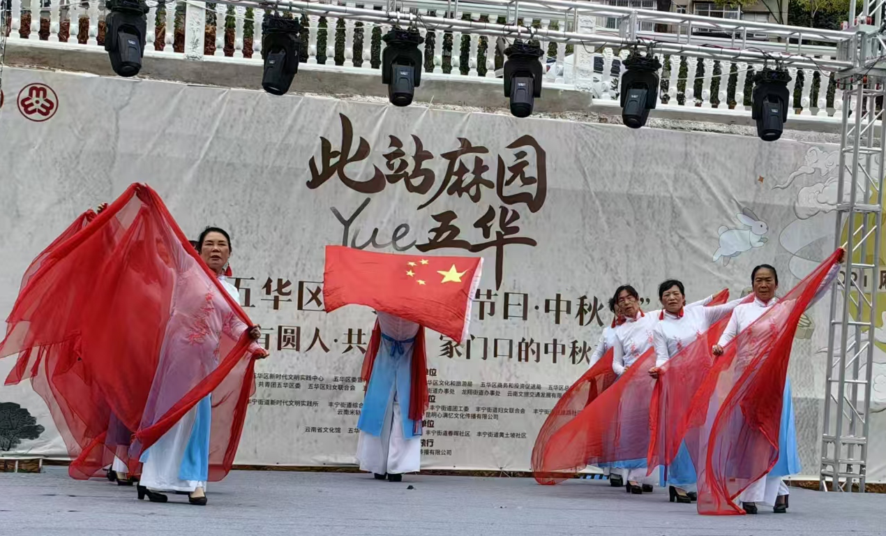 若将中秋对折，一半是月色，一半是秋色